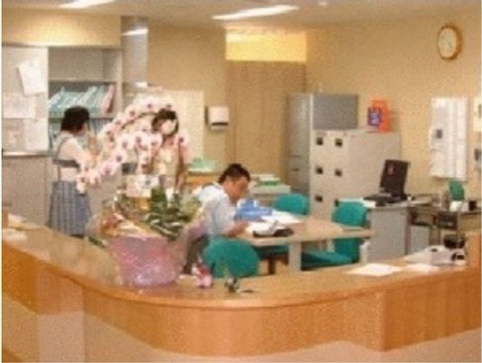 スタッフがいる応接スペース