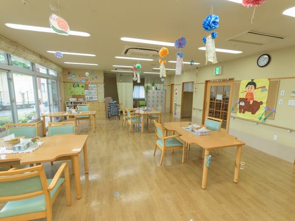 明るい食堂の様子