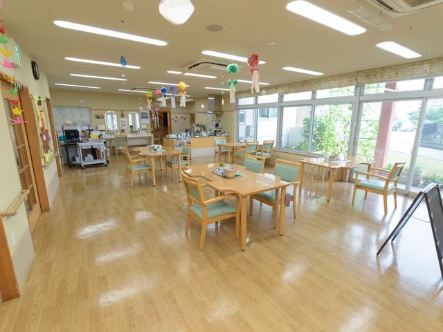 明るく広々した食堂