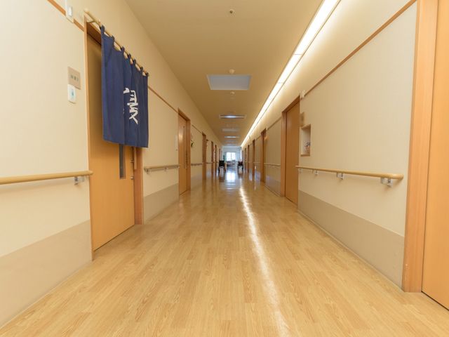 廊下の清潔感溢れる空間