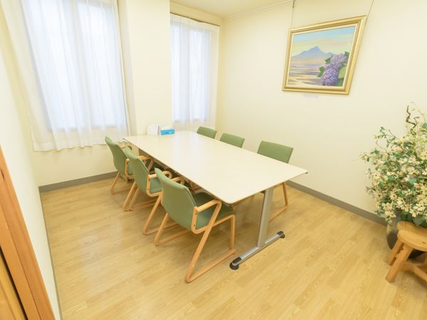 会議用テーブルと椅子