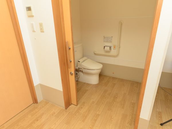 バリアフリー設計のトイレ