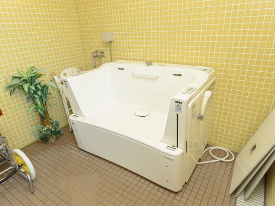 黄色タイルの清潔な浴室