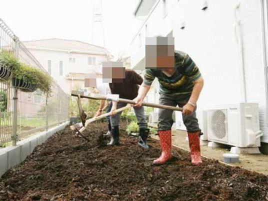 土いじりをする人々