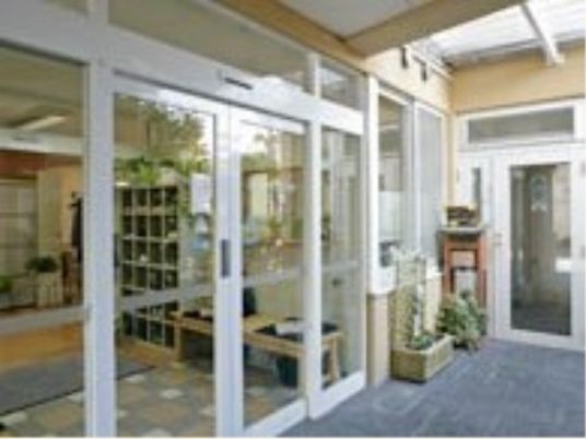 明るいエントランス風景