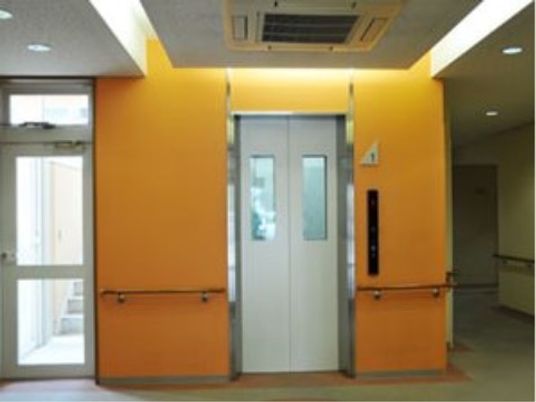 広々とした快適なエレベーター