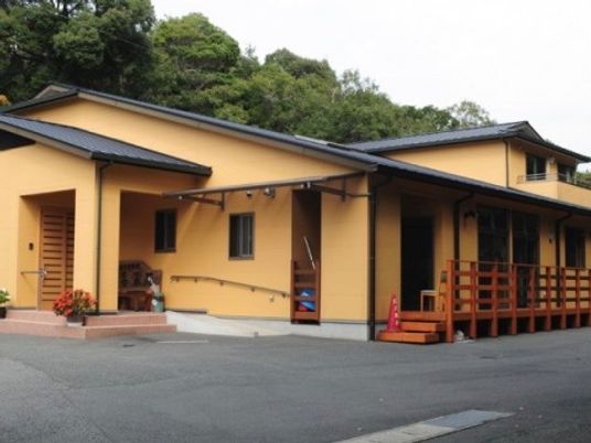 黄色い建物の外観