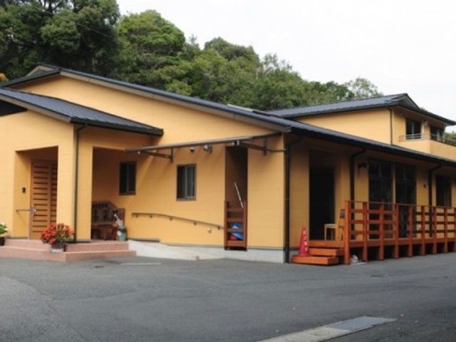 黄色い建物の外観