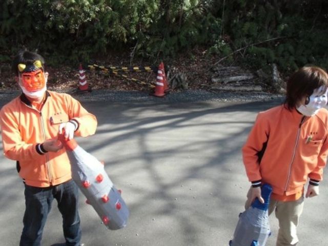 お祭りの準備中の人々
