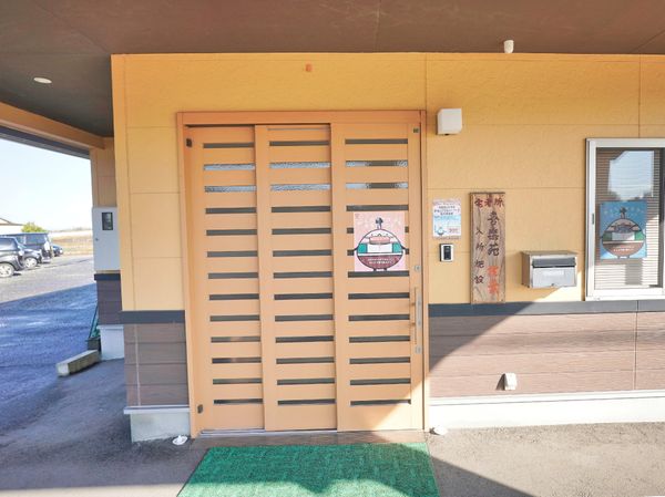 黄色い壁の入口エリア