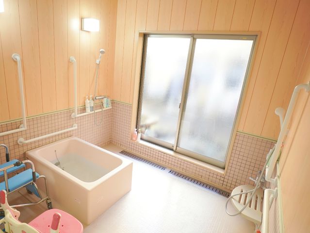 明るい木目調の浴室