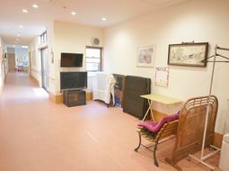 廊下にテレビと椅子