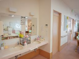 清潔な洗面台と廊下