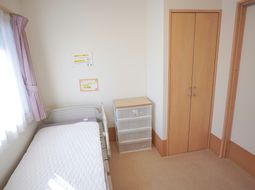 明るい個室の居室