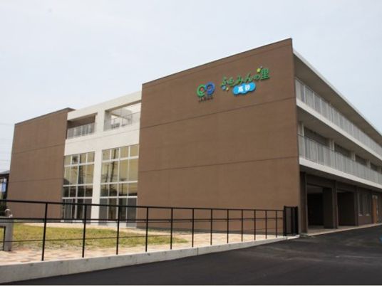 施設のモダンな外観