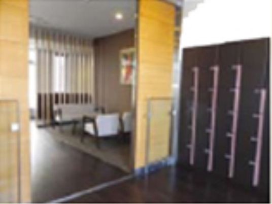 暖色系の壁の居室