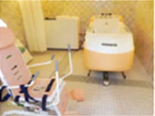 介護用の広々とした浴室