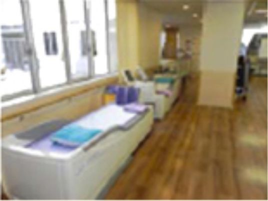 明るい廊下のベッド