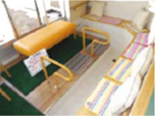 居室のベッドと椅子