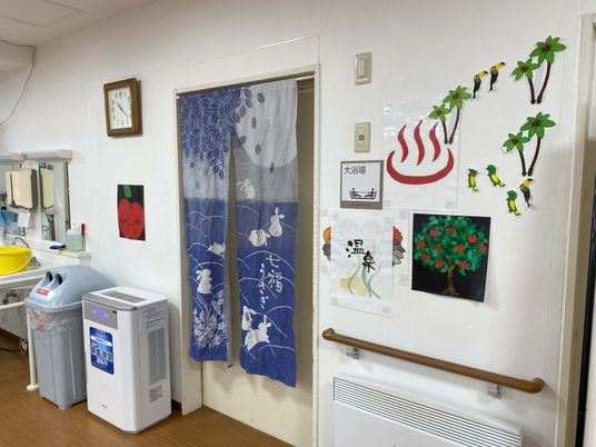 多彩な掲示物の廊下