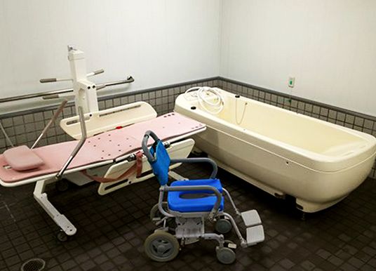 介護用浴槽とリフト