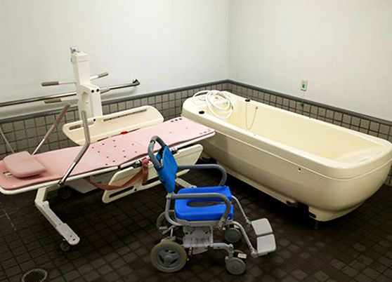 介護用浴槽とリフト