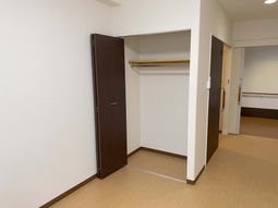 落ち着いた色調の居室