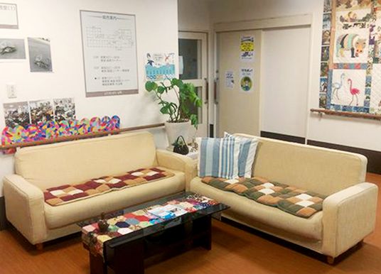 待合室のソファと掲示板