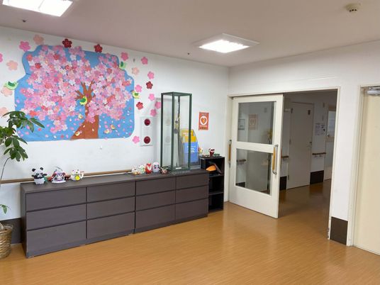 桜の絵が飾られたエントランス