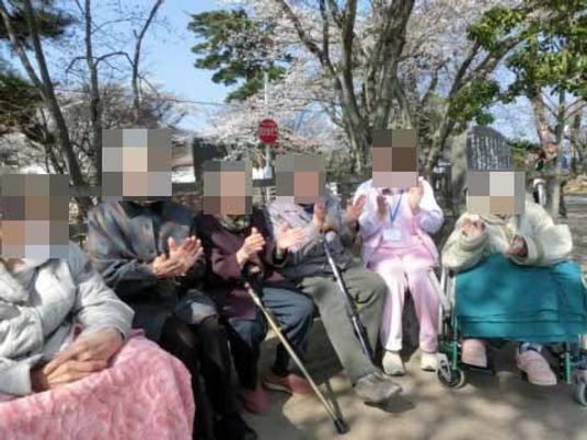 笑顔の利用者とスタッフ中庭