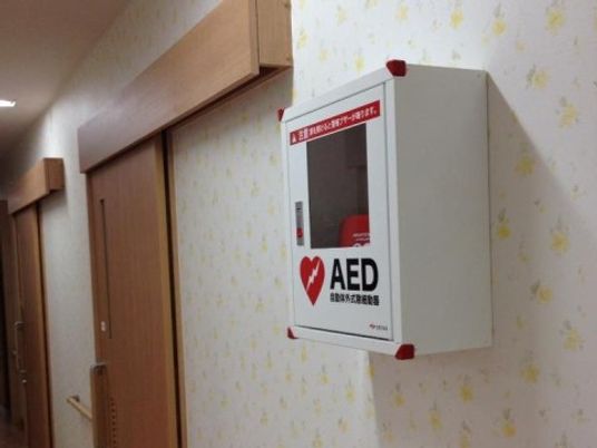 廊下に設置されたAED