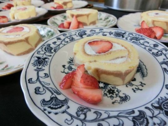 手作りケーキと果物の盛り付け
