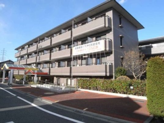 広々とした明るい施設外観