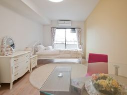 明るい居室の様子