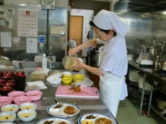 厨房で料理をする人