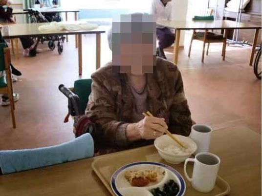 食事をする方々の食堂