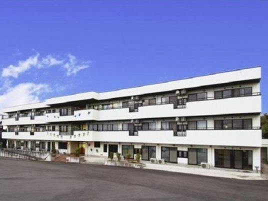 白い建物の外観