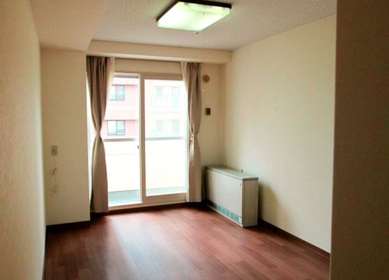 明るい居室の様子