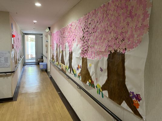 桜の壁画がある廊下