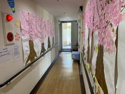 廊下の壁に季節の飾り