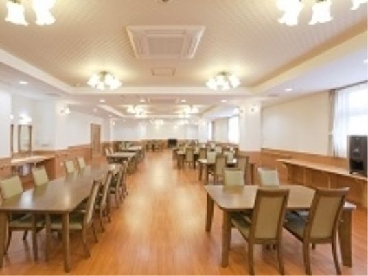 清潔で広い食堂の空間