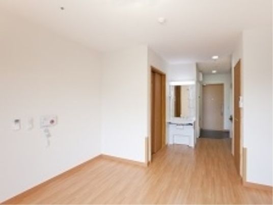 明るい介護施設の居室