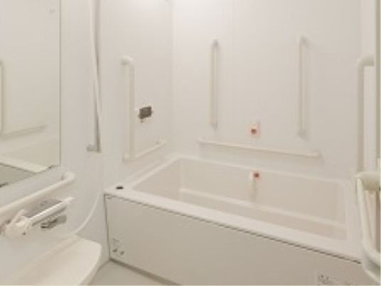 安全設計の介護用浴室