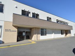 明るい日差しのエントランス