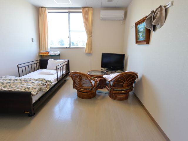 居心地の良い居室の一例 居室 温かみのある個室で、快適なリラックス空間が整っています。窓からの自然光が明るい雰囲気を演出し、ご自宅のようなくつろぎを提供しております。