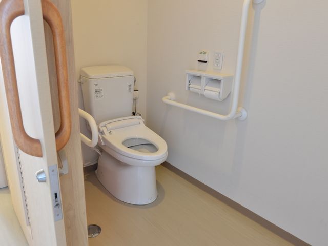 バリアフリートイレ設備 トイレ 安全と利便性を考慮した設計で、手すりがついているきれいなトイレ空間です。利用者の自立支援を促す環境作りに注力しています。
