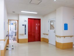 明るい廊下とエレベーター  