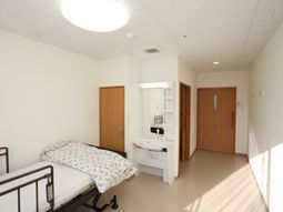 明るい居室の一角