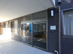 施設の明るいエントランス
