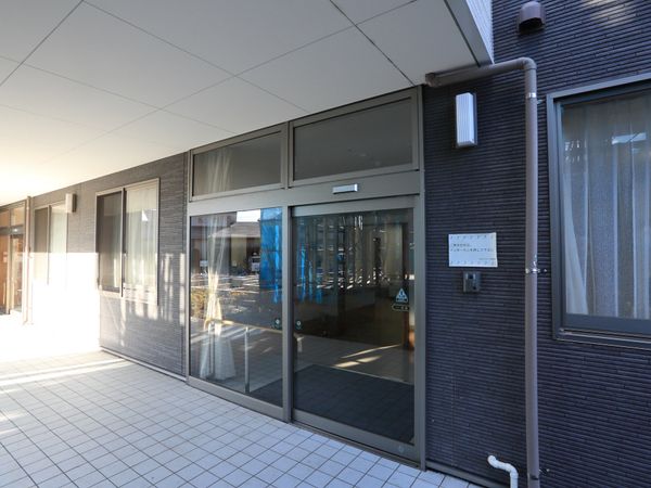 施設の明るいエントランス